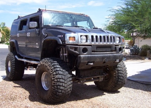 Not the car we saw, but it'll give you the idea. Apparently, jacking Hummers up on their axles is a thing. (Photo: Cardomain.com)